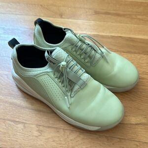 Clove sneakers size 9, mint/sage green